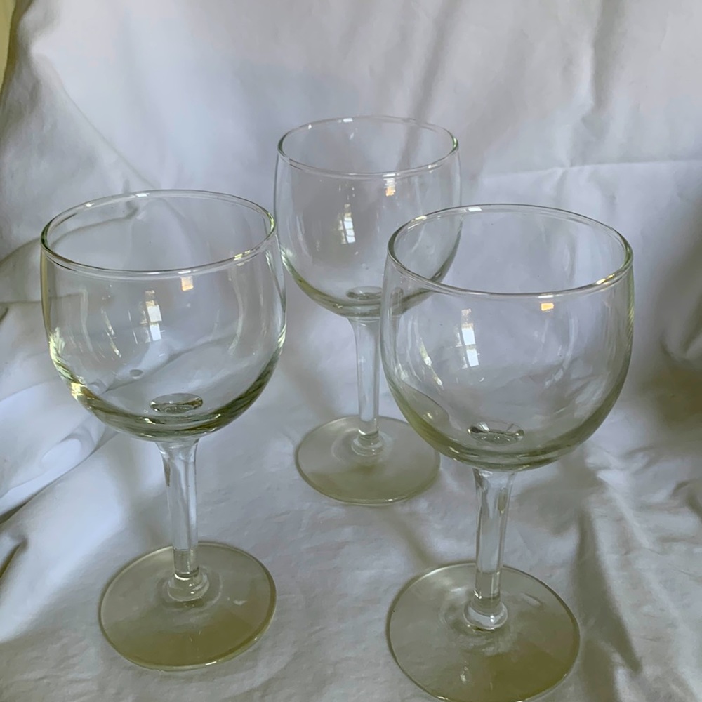3 White wine glasses